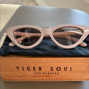 Pale pink tiger soul sunglasses